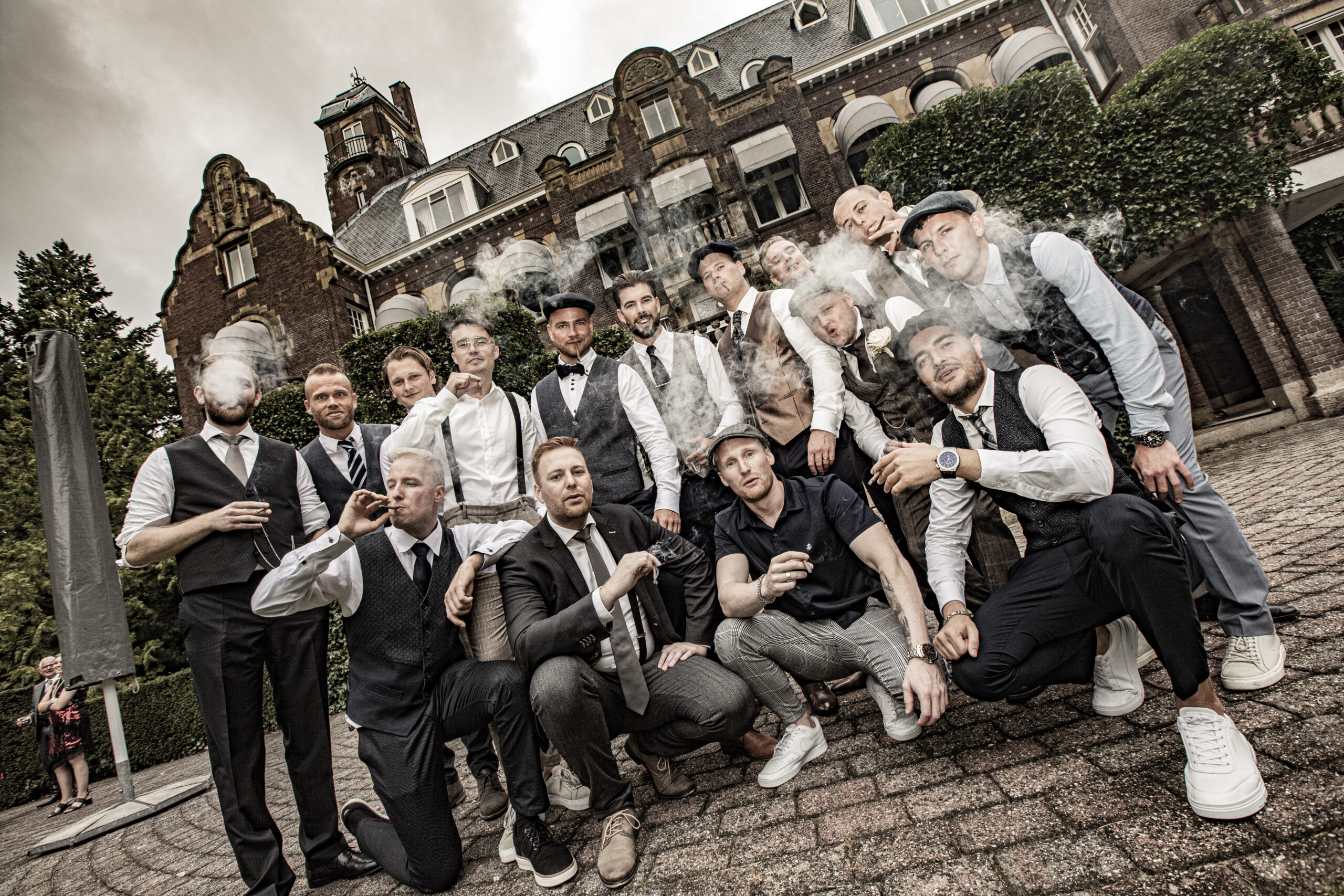 wedding, kasteel hooge vuursche, roaring twenties trouwthema, groepsfoto sigaren, kayphoto4u, trouwfotograaf, wedding photographer